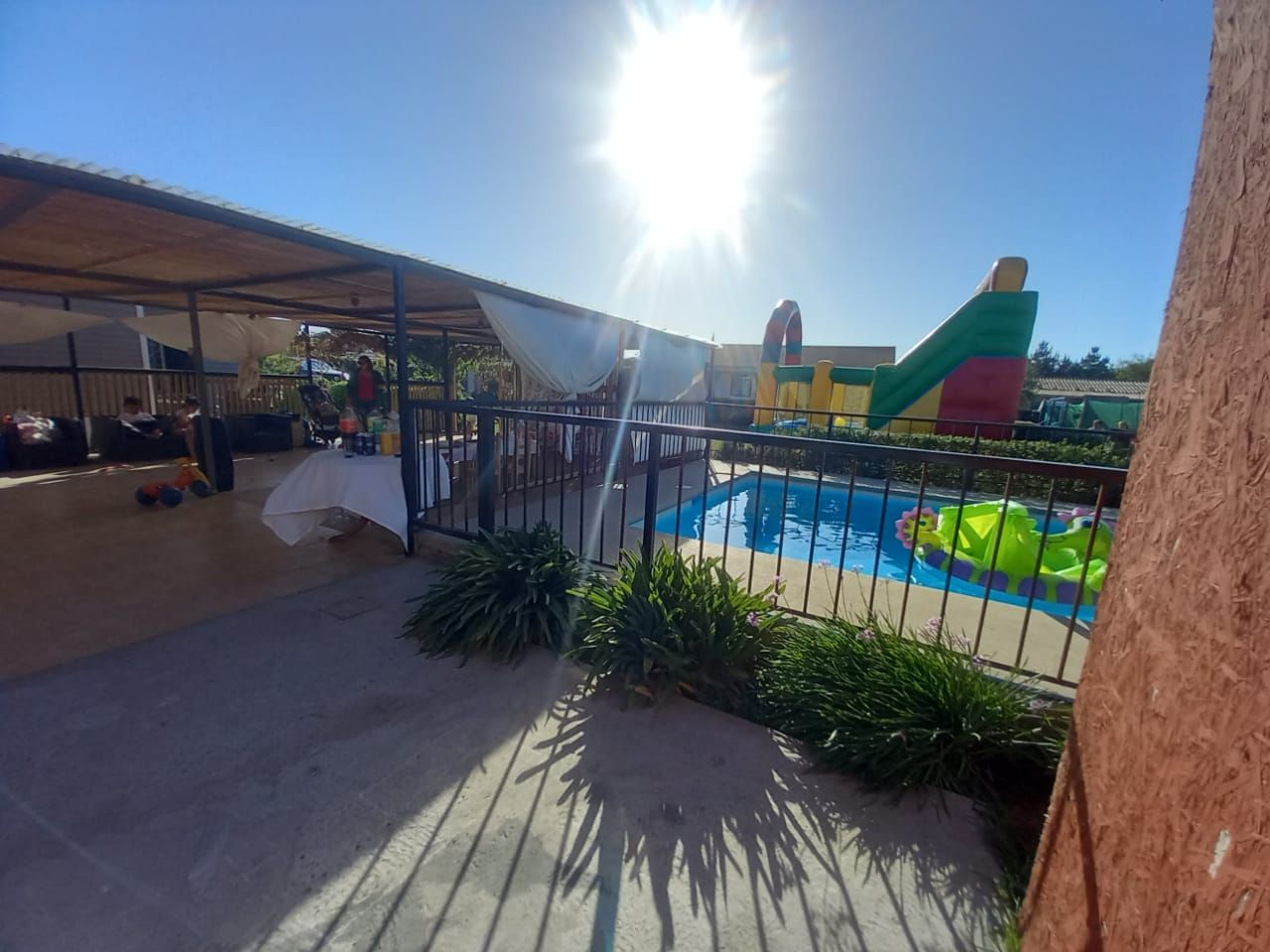 Pérgola cubierta piscina